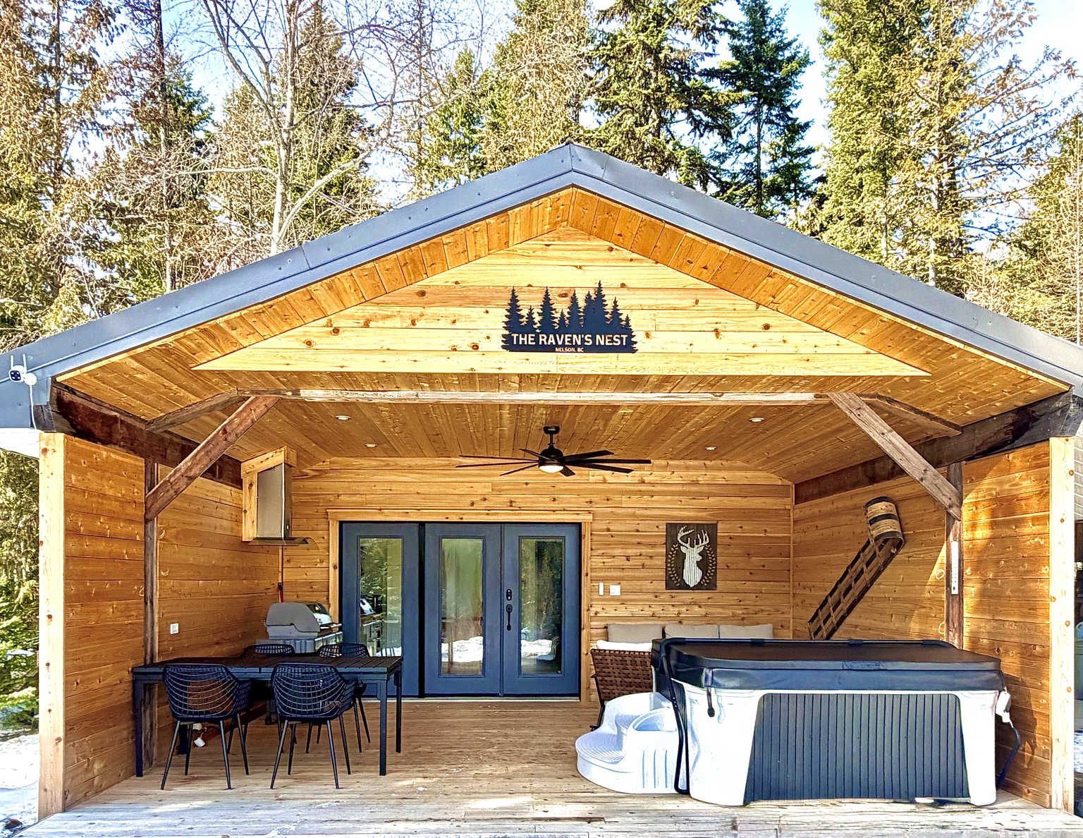 The covered outdoor living area at Ravens Nest